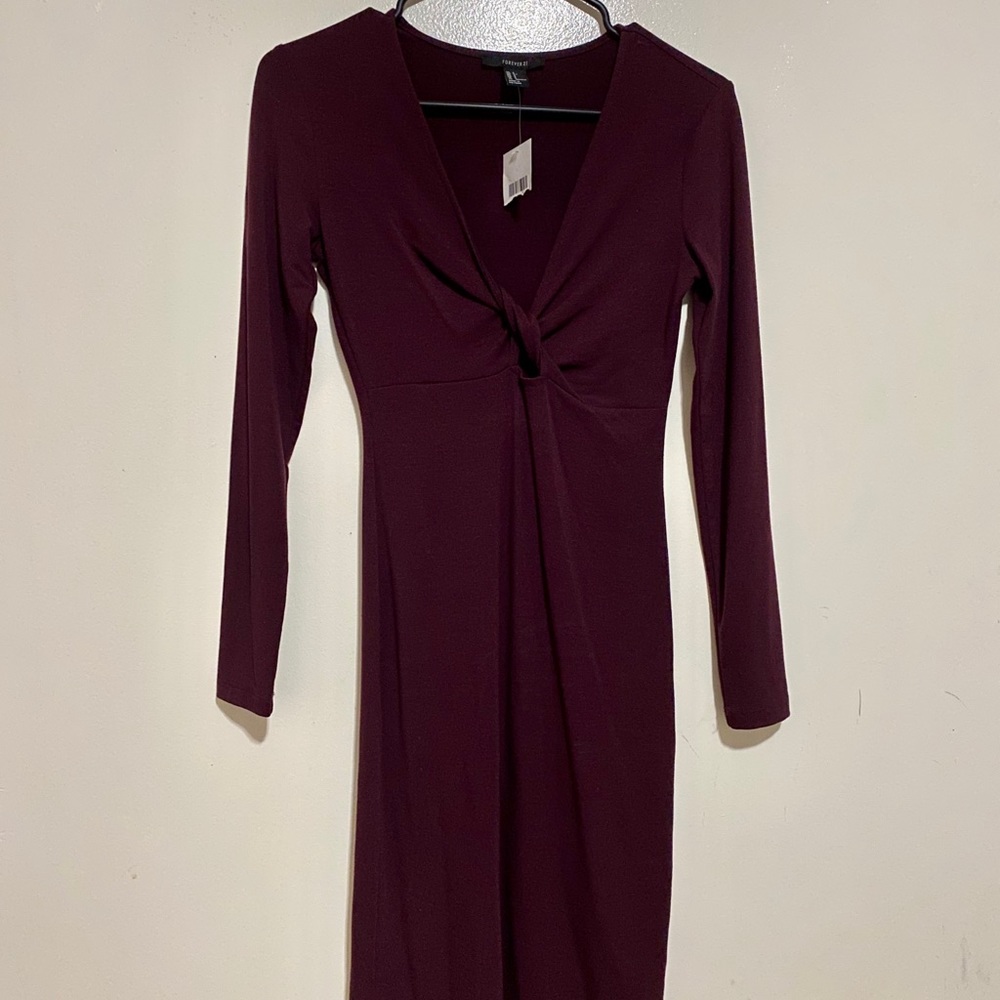 Burgundy dress fitted to the body. Knee length.